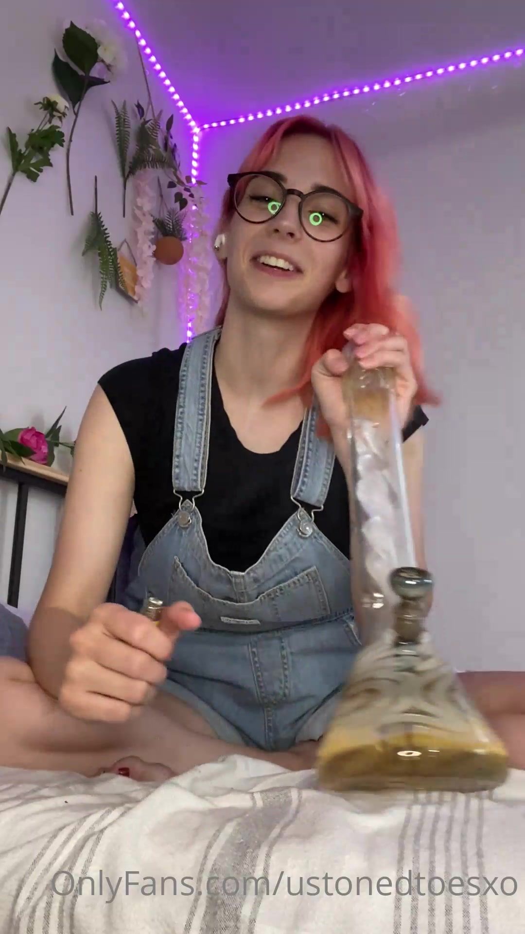 ustonedtoesxo 10 mins of me smoking as many bowls as i can and cha xxx onlyfans porn videos