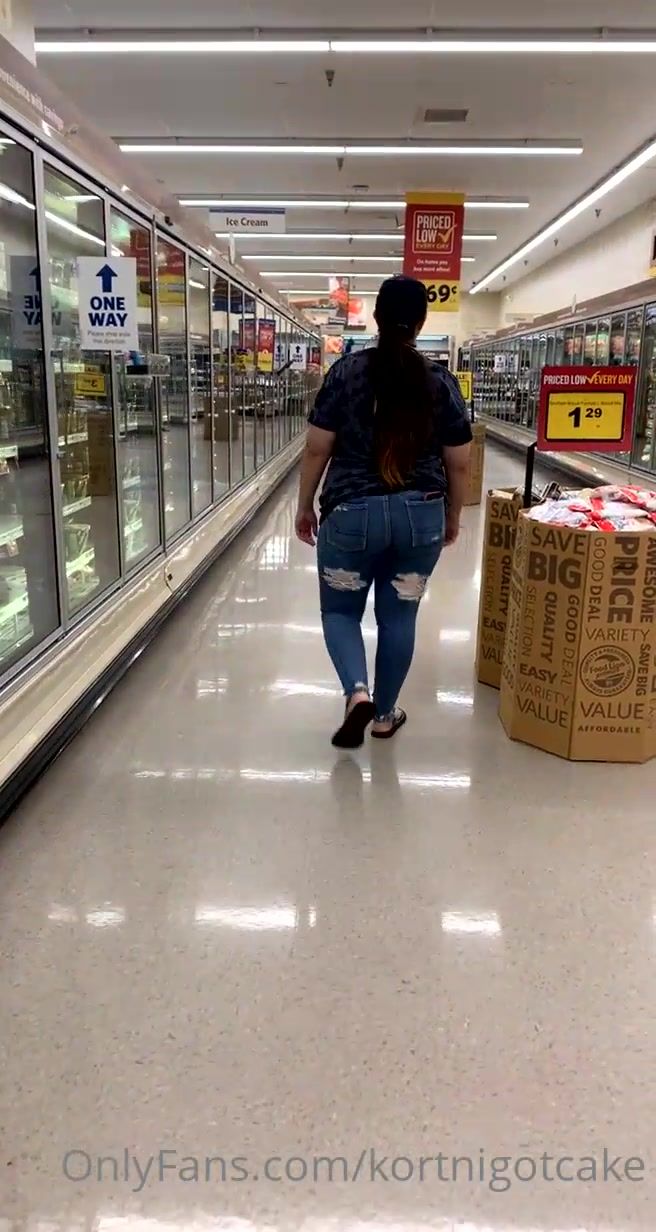 kortnigotcake Flashing my tits in Food Lion xxx onlyfans porn