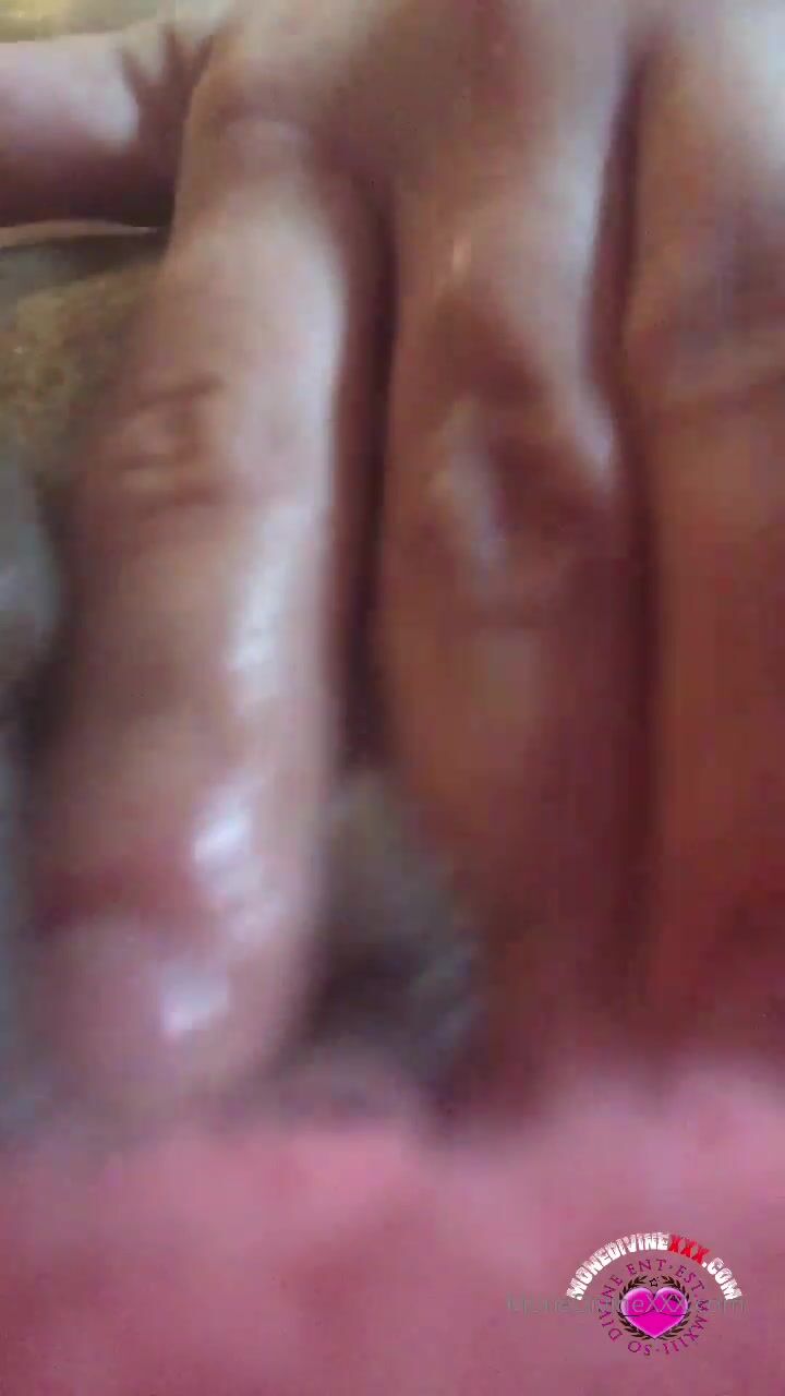 monedivine Close up of me playing with my juicy pussy xxx onlyfans porn