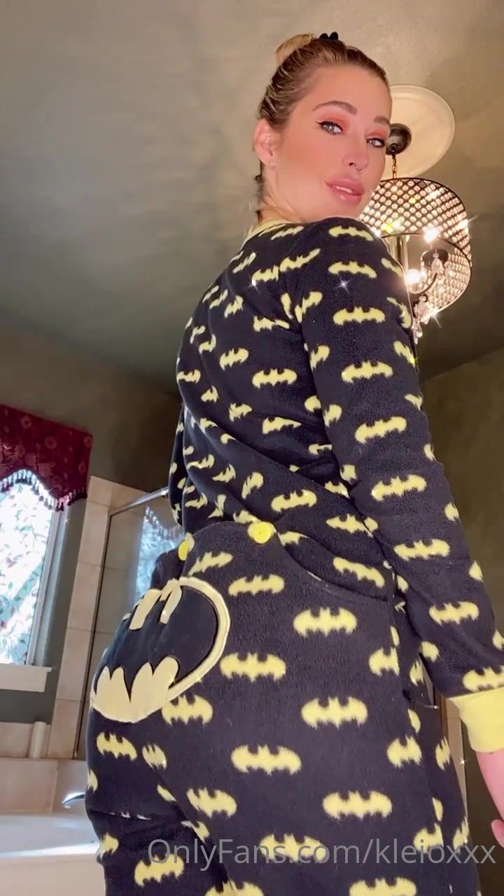 kleioxxx 17 11 2020 Look back at it DM me to see it fall off xxx onlyfans porn