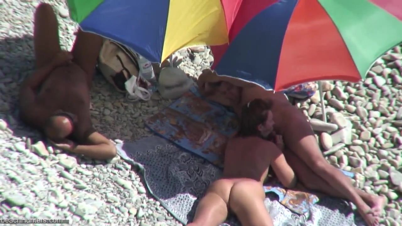 Sex on the beach - Hot 3some action