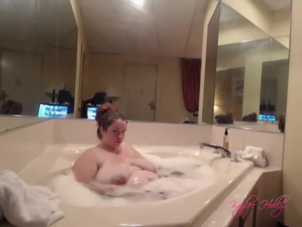 kaylee holly bath time belly voyeur – amateur bath room fetish, BBW