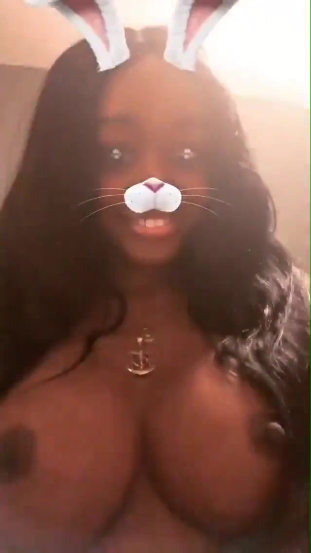 Azealia Banks – Showing off her new tits – Famous Rapper