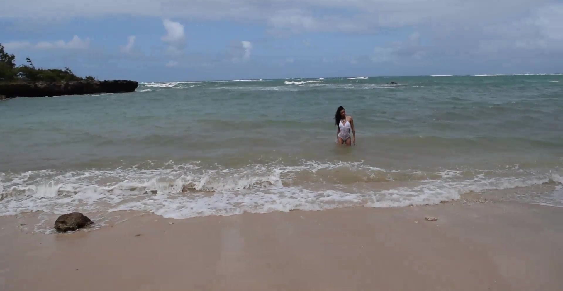 aspen snow walking on the beach in hawaii xxx video