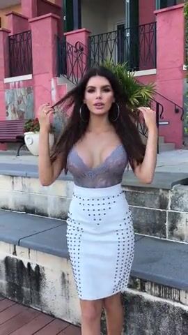 Nicole Thorne – See through top – Instagram model 1 million followers