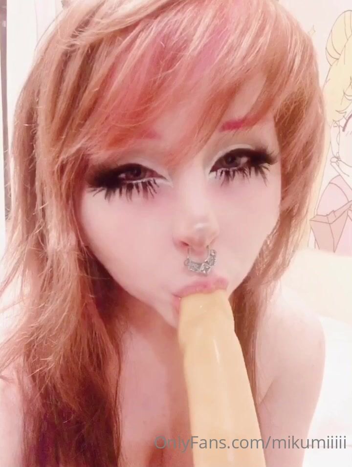 mikumiiiii dildo sucking