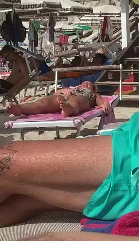 Hotgirl masturbates in front of crowd at public beach