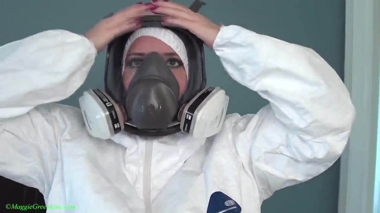 maggie green cleaning and cumming gas mask 2017_06_21 | ManyVids Free Porn Videos